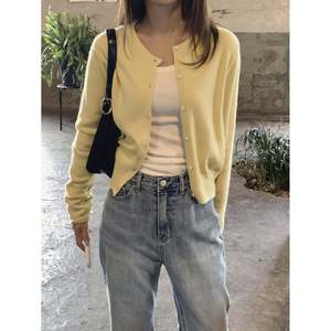 Cardigan court en tricot gris boutonné pour femme, pour un look décontracté d'automne - Product Image 1