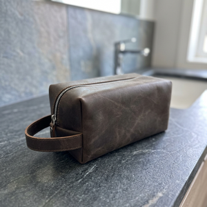 Trousse de Toilette en Cuir Taille Moyenne, Fermeture Éclair Classique, Étui Cosmétique Durable avec Poignée Souple - Product Image 2