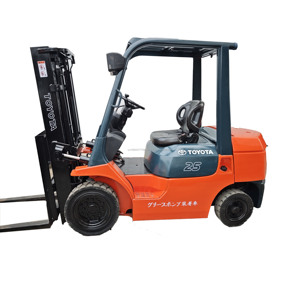 Transpaleta diésel usada de 2.5 toneladas, modelo 2023, 4WD, con mástil de dos etapas y desplazamiento lateral para contenedores. - Product Image 1