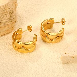 Boucles d'oreilles créoles en acier inoxydable plaqué or 18 carats, hypoallergéniques, étanches, texture texturée en forme de C, pour femmes, vente en gros - Product Image 5