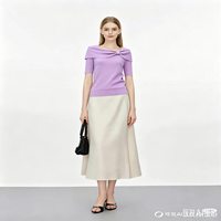 Chemisier tricoté élégant pour femme, col châle en satin blanc, orné d'un nœud perlé, manches courtes, coupe ajustée, idéal pour l'été et le bureau