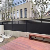 Clôture en lattes d'aluminium haute densité pour balcon et jardin, avec jointures étanches pour une réduction du bruit et une protection optimale de l'intimité