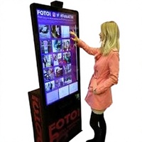 Fotoğraf çekme, düzenleme, paylaşım ve baskı için dijital fotoğraf kabini kiosk platformu, etkinlik ve kullanıcı yönetimi ile.