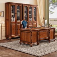 Bureau de style américain en bois massif sculpté avec plusieurs tiroirs et un grand espace de rangement, idéal pour une salle d'étude ou comme bureau d'ordinateur