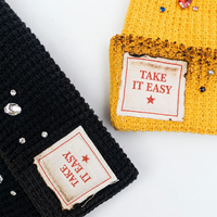 DYMF Bonnet d'hiver en gros, effet vieilli, avec strass, motif lettres personnalisé, doublure satinée, patch étiquette tissée