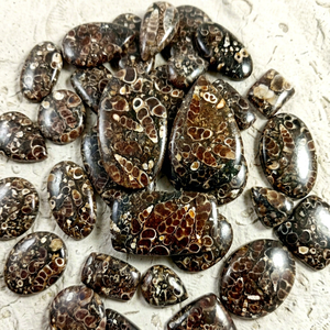 Venta al por mayor de gemas naturales Radha Arts, cabujones de ágata Turritella lisos, de formas mixtas y facetadas, de 25-40 mm, para joyería, gemas sueltas. - Product Image 1