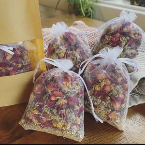 <span class=keywords><strong>Set</strong></span> <span class=keywords><strong>Regalo</strong></span> di Tè da Bagno Botanico alla Rosa della Serie BATH PURE |   5 Bustine Premium di Tè da Bagno alle Erbe con Sale dell'Himalaya e Oli Essenziali - Etichetta Privata - Product Image 5