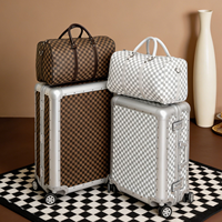 Valise à roulettes en aluminium à motif damier populaire 2026, grande capacité, étanche, avec serrure TSA, idéale pour les professionnels