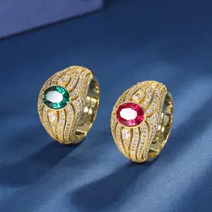 Joyería de moda personalizada, anillo de piedras preciosas ovaladas de corindón rojo Esmeralda con incrustaciones chapadas en oro, anillo de compromiso de banquete de latón exquisito para mujer