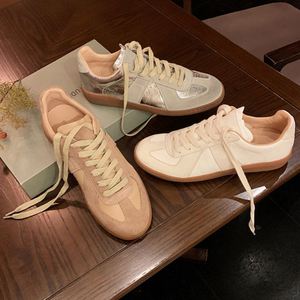 Chaussures plates décontractées rétro américaines pour femmes, souples, bicolores, avec talon compensé intégré et double lacets asymétriques - Product Image 2