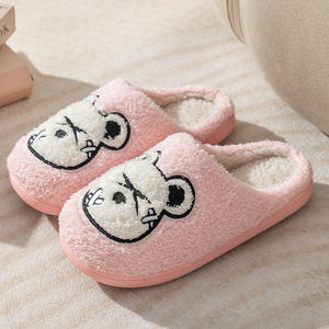 Chaussons confortables pour femmes, motif ours de dessin animé, en coton doux avec semelle extérieure antidérapante en TPR, fourrure thermique en peluche pour l'été - Product Image 5