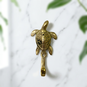Meilleure Vente en Indonésie : Sculpture Bouddhiste en Laiton Doré avec Motifs Floraux Intricats et Corps Gravé – Objet de Collection - Product Image 3