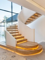 Escalier en colimaçon de luxe personnalisé avec marches en chêne et éclairage LED à capteur