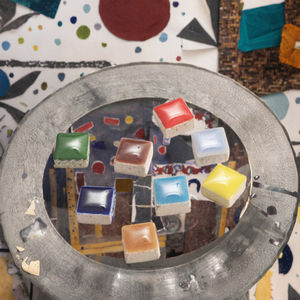 Nouvelle conception de mosaïque murale intérieure en marbre gris à texture ondulée européenne, mosaïque en métal bleu marine - Product Image 3