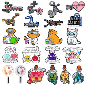 Épingle en émail doux et dur imprimée créative Chat Chien Docteur Anime Cartoon Badge Punk 3d Métal Épinglette Anniversaire Souvenir - Product Image 1