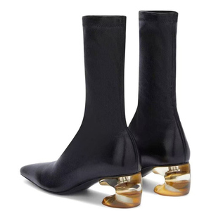 Bottines courtes pour femme à talons personnalisés en forme de crochet, bout carré, fermeture éclair latérale, talons variés, ajustées et unies - Product Image 5