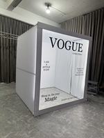 Boîte à magazines de style rideau très populaire pour cabine photo de mariages et de fêtes, avec arrière-plans lumineux et emballage de dessin animé