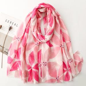 Nuevos diseños de chales estampados florales, lámina dorada de poliéster, estola personalizada de alta calidad, bufanda <span class=keywords><strong>grande</strong></span> para mujer, funda de <span class=keywords><strong>playa</strong></span>, <span class=keywords><strong>Foulard</strong></span> - Product Image 6