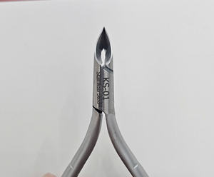 Pince à cuticules professionnelle en acier inoxydable pour manucure et pédicure, ultra-affûtée, résistante à la rouille, coupe-cuticules pour ongles, vente en gros - Product Image 4