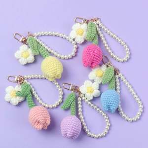 Vente en gros de porte-clés en crochet à fleurs, cadeaux originaux faits à la main pour Noël et la Saint-Valentin - Product Image 1