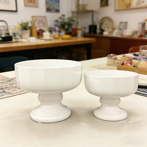 Grand pot à fleurs sur piédestal blanc classique - Idéal pour les mariages, les événements et la décoration des halls d'hôtel - Product Image 2