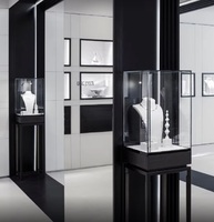 Vitrine à bijoux moderne de luxe personnalisable avec base en bois et verre verrouillable, dimensions et finition personnalisables pour les bijouteries et les horlogeries