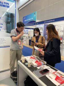 Ultralichte elektrische hydraulische rupsbandplatform telescopische <span class=keywords><strong>lift</strong></span> 12m hoogte 320kg draagvermogen - Product Image 6