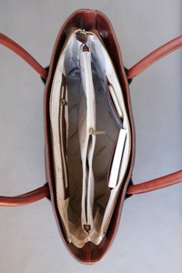 Bolso de Mano de Diseño en Cuero Genuino de Primera Calidad para Mujer, Estilo Elegante y Moderno para Uso Diario, Disponible para la Venta - Product Image 3