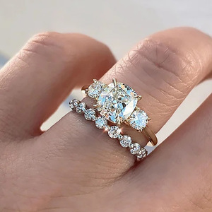 Set di Anelli Impilabili con Quattro Punte in Moissanite Simulata per Donne, Gioielli Scintillanti Abbinati per Coppie - Product Image 2