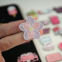Autocollants de téléphone personnalisés 2026 « Girl Power » roses, décalcomanies de téléphone en émail souple à thème arabe tendance, vente en gros d'usine