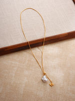 Collier pendentif abeille en perle baroque, laiton plaqué or, chaîne longue de 56 cm, bijoux de style Lyst pour femmes