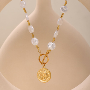 Mode 18K Plaqué Or En Acier Inoxydable Perle D'eau Douce Mythologie Méduse Caractère OT Fermoir Pendentif Collier - Product Image 2