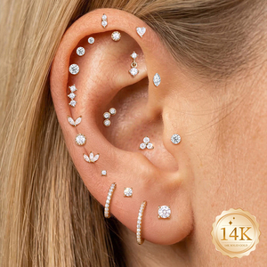 Pendiente de cartílago minimalista de titanio G23 con parte superior de oro macizo de 14K y 3 circonitas engastadas en bisel, con parte trasera plana, para mujer - Product Image 5