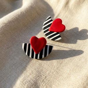 Boucles d'oreilles en forme de cœur rouge pour femmes, bijoux géométriques en acrylique rayé noir et blanc - Product Image 2