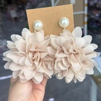 Boucles d'oreilles créoles tendance et uniques pour femme, plaquées or, avec grande fleur en mousseline et perles d'imitation, style exagéré, pour soirée