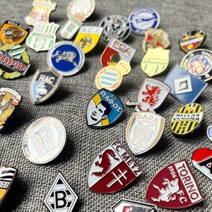 Écusson de club de football européen personnalisé YY, accessoire vestimentaire polyvalent, broche décorative pour sacs de couple, Chine - Product Image 3