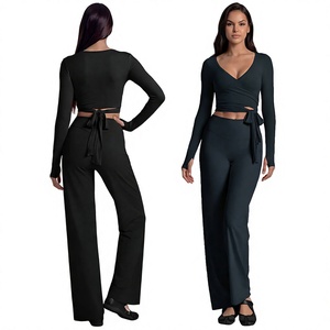 Conjunto de yoga de 2 piezas para mujer con encaje, top corto cruzado que absorbe el sudor y pantalones de pierna recta de cintura alta con orificios para los pulgares, de elastano/nailon para entrenamiento. - Product Image 2