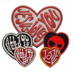 당신이 필요로하는 것은 모두 사랑 하트 모양 패브릭 자수 후크 루프 패치 옷 모자 및 배낭 장식 - Product Image 1