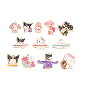 Venta al por mayor Lindo bolso de aleación colgante llavero pulsera para niños Kitty Cat Kuromi Cinnamoroll chapado en oro colgantes de moda encantos - Product Image 1