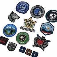 Vente en gros de patchs et badges en velcro personnalisés en PVC souple 3D en relief. Idéal pour la promotion de la marque sur les chapeaux et les uniformes.