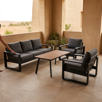 Ensemble de canapés d'extérieur de luxe moderne avec table basse à lattes en PS et coussins gris imperméables pour espace de conversation de villa ou de jardin