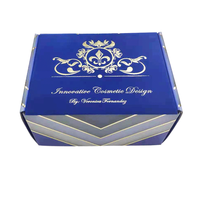 Boîte-cadeau de luxe bleu profond avec lignes géométriques argentées et plateau intérieur en relief pour les produits de santé de thé de qualité supérieure
