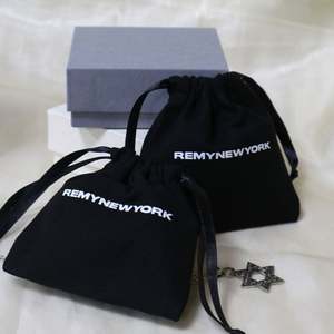 ถุงผ้าฝ้ายพิมพ์โลโก้ตามสั่ง ถุงของขวัญแบบมีเชือกผูก  ถุงผ้าฝ้ายออร์แกนิค  บรรจุภัณฑ์แบบรีไซเคิลและเป็นมิตรกับสิ่งแวดล้อม - Product Image 6