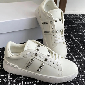 Zapatillas Deportivas de Piel Blancas para Mujer con Detalles de Tachuelas Piramidales Plateadas, de Caña Baja y con Cordones, Estilo Casual - Product Image 1