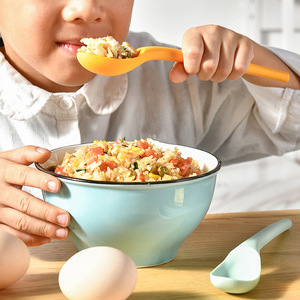 Cuchara de silicona tipo arco pequeño para niños y uso en la cocina, utensilio para mezclar ensaladas y sopas - Product Image 2