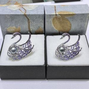 Broche élégante en forme de cygne violet, 10-11 mm, Tahiti Platinum Gray, broche polyvalente pour la poitrine, accessoires de collier, épingles, motif de forme - Product Image 1