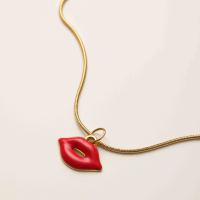 Collier personnalisé en acier inoxydable avec pendentif lèvre rouge émaillé plaqué or, chaîne ajustable, bijoux de mode sur mesure pour la vente en gros