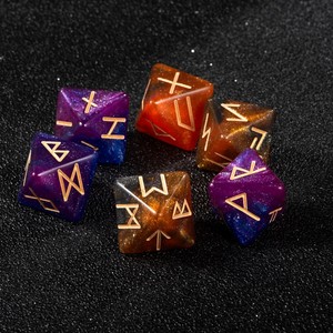 Juego <span class=keywords><strong>de</strong></span> 7 dados poliédricos <span class=keywords><strong>de</strong></span> acrílico con diseño <span class=keywords><strong>de</strong></span> <span class=keywords><strong>runas</strong></span> nórdicas y brillo galáctico personalizado para lecturas <span class=keywords><strong>de</strong></span> tarot, Wicca y prácticas espirituales - Product Image 3