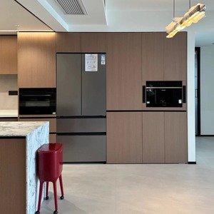 Meubles de cuisine de luxe minimalistes en bouleau avec îlot en marbre, armoire murale moderne en MDF pour appareils encastrés, multifonctionnels - Product Image 1
