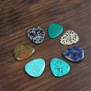 Púa de guitarra de piedra natural pulida a mano con patrón de vetas único, regalo musical para guitarristas - Product Image 2